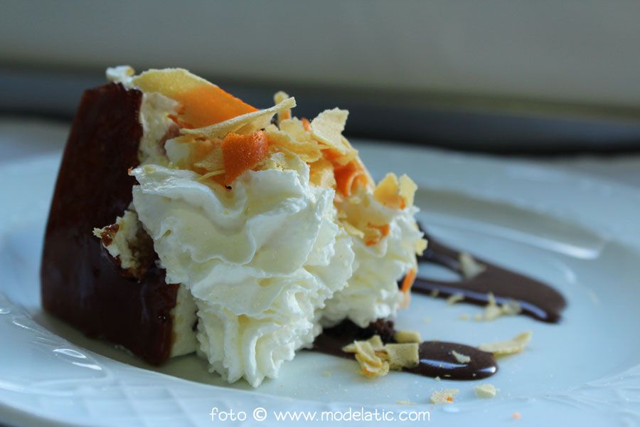 Tarta de galleta y caramelo con nata y naranja, postre casero del Restaurante Cabrojo